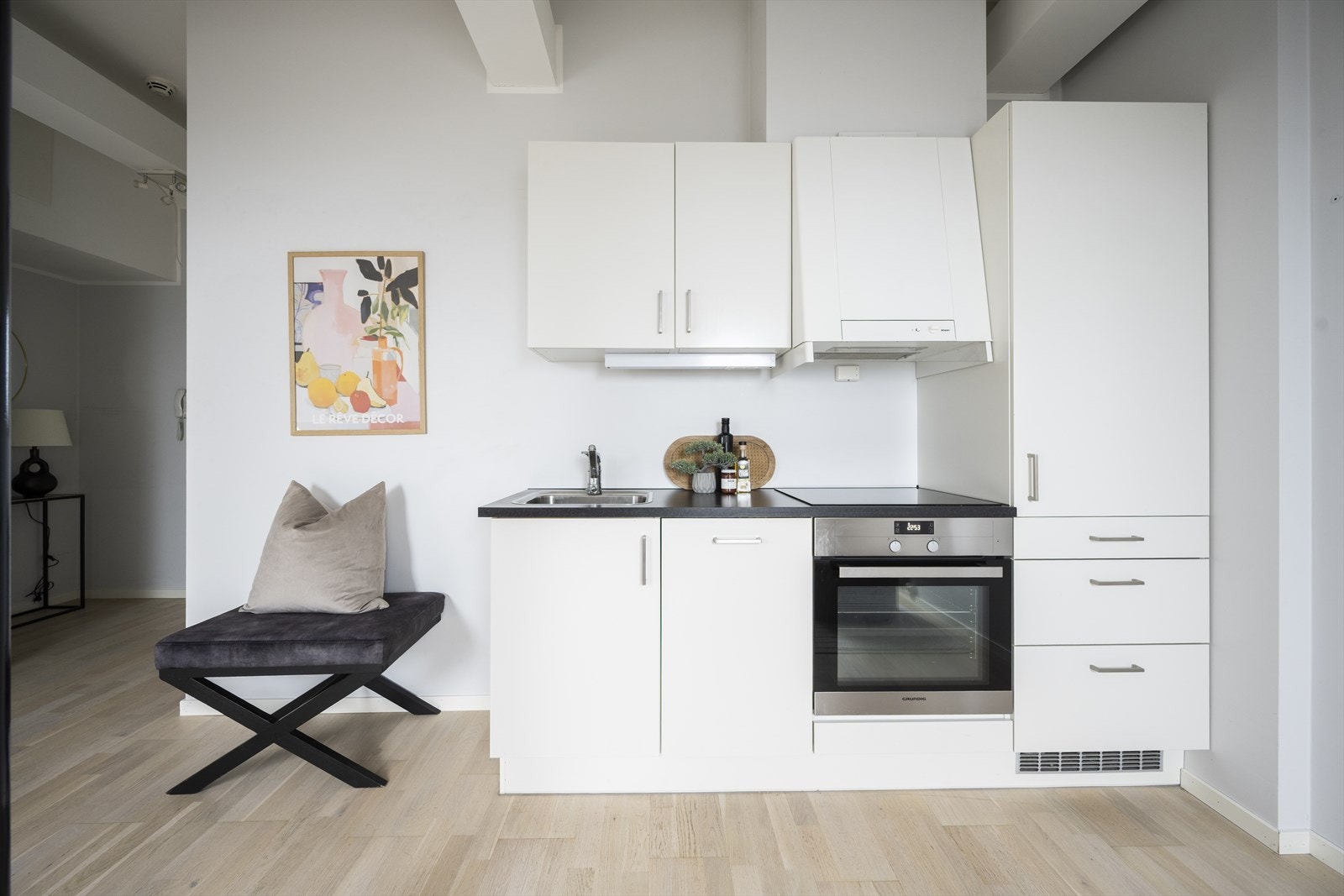 Kjøkkenet er utstyrt med komfyr, smal oppvaskmaskin og kjøleskap. Ventilator over koketopp. Galleribilde