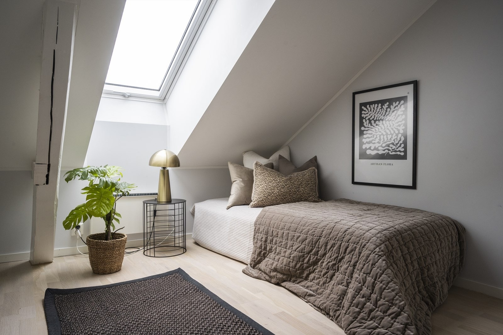 Begge rommene har store takvinduer som sikrer godt med lys og luft. Her er det ingen innsyn eller gjenboere. Galleribilde