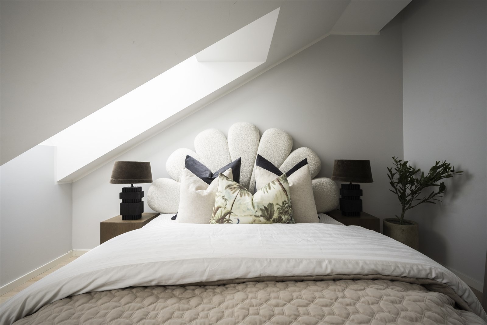 Lyst og romslig hovedsoverom av god størrelse. På soverommet er det rikelig med areal til dobbeltseng med tilhørende nattbord. Galleribilde