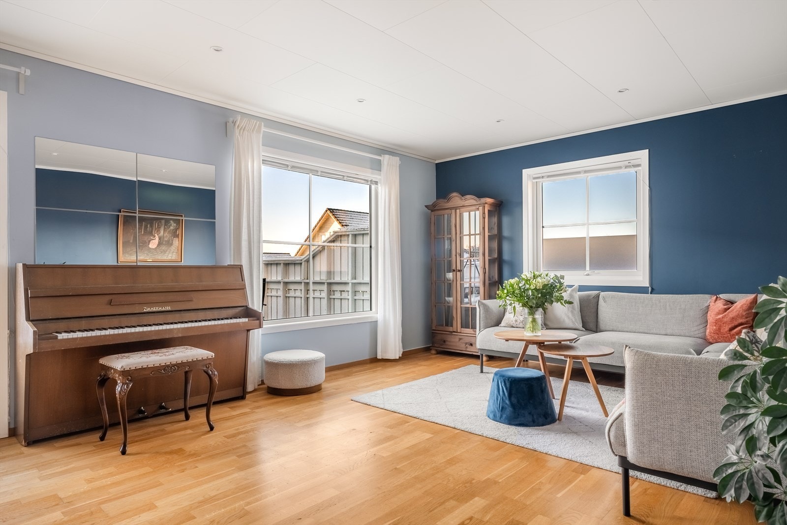 I boligen blir man møtt av et meget pent og sosialt oppholdsrom. Galleribilde