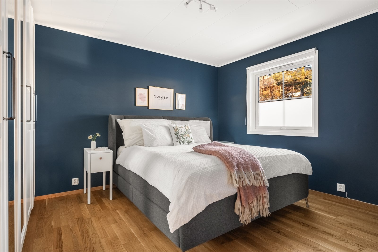 Det første soverommet oppleves som et naturlig hovedsoverom. Galleribilde