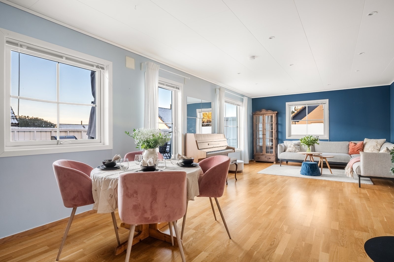 Stuen har svært gode møbleringsmuligheter med naturlige soner for både sofagruppe og spiseplass. Galleribilde