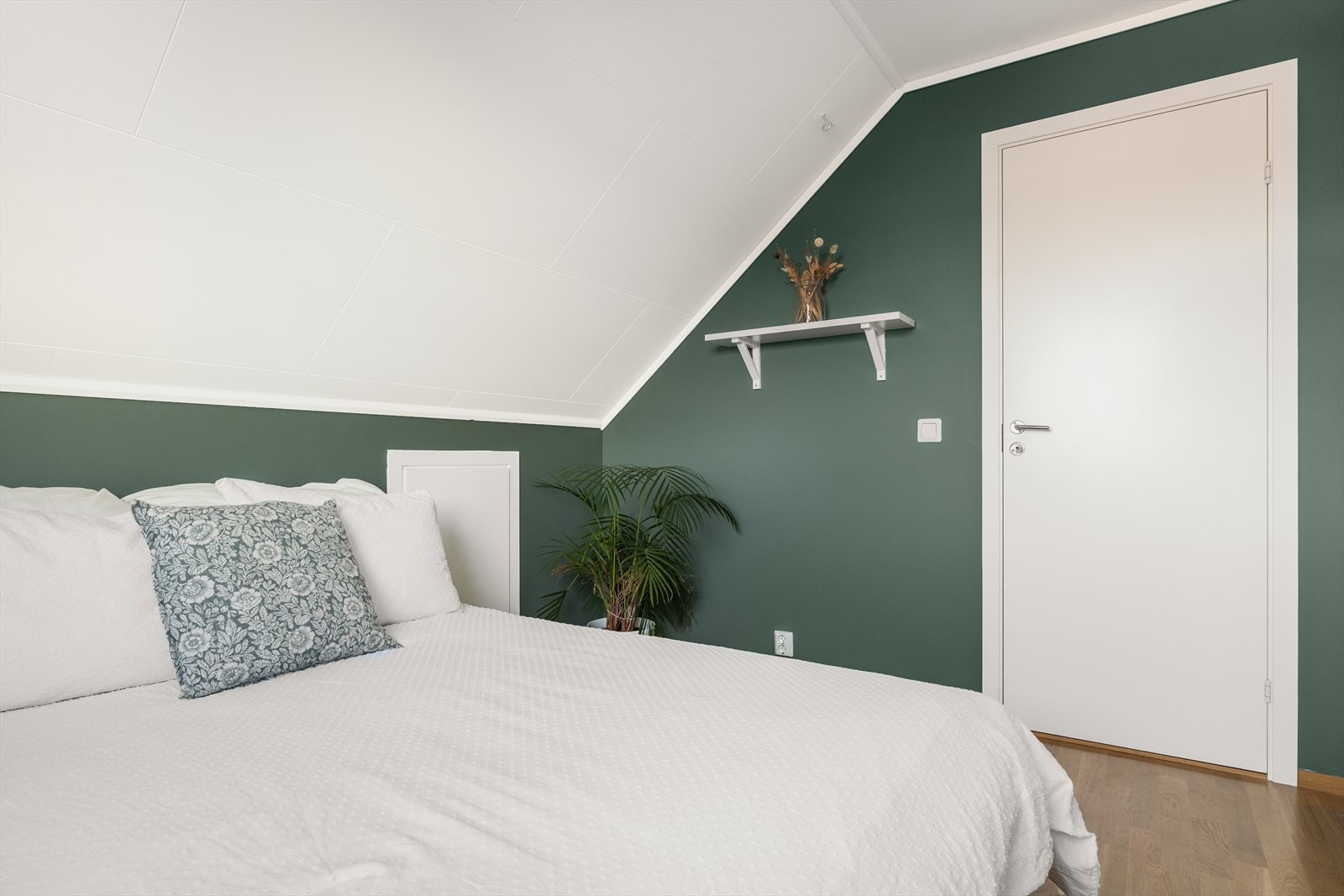 Det første rommet har gode møbleringsmuligheter, og er malt i en behagelig grønntone. Galleribilde