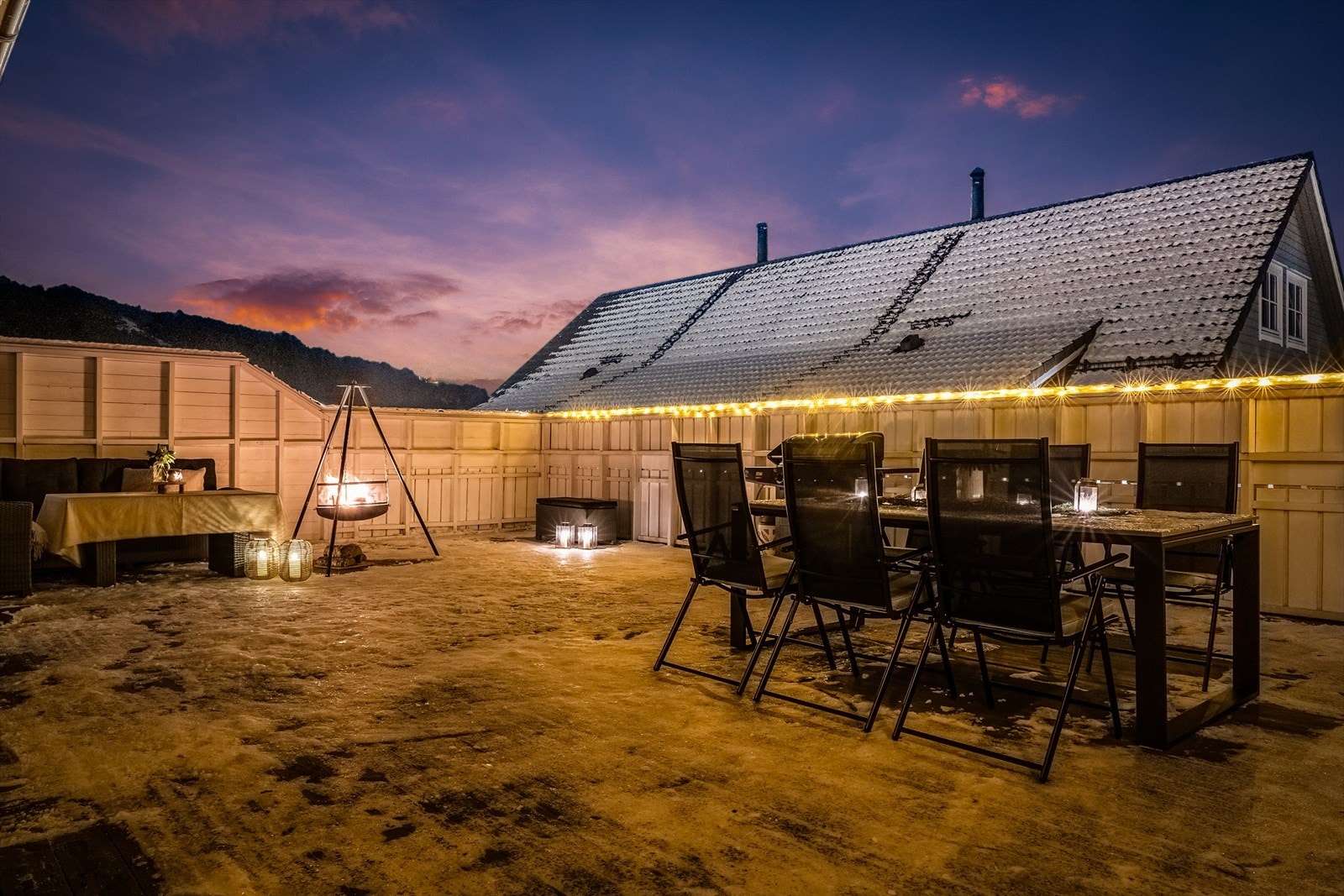 Den romslige størrelsen gjør at man enkelt kan møblere med både sofagruppe og spisebord. Galleribilde