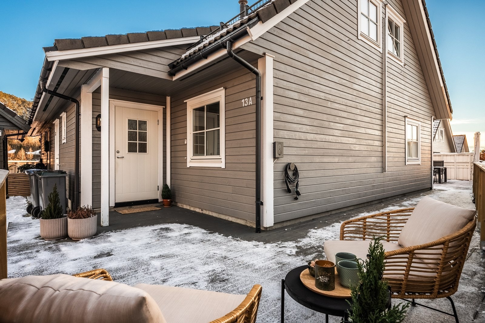 I tillegg til terrassen på baksiden, har boligen også en uteplass ved inngangspartiet på ca. 32 m². Galleribilde