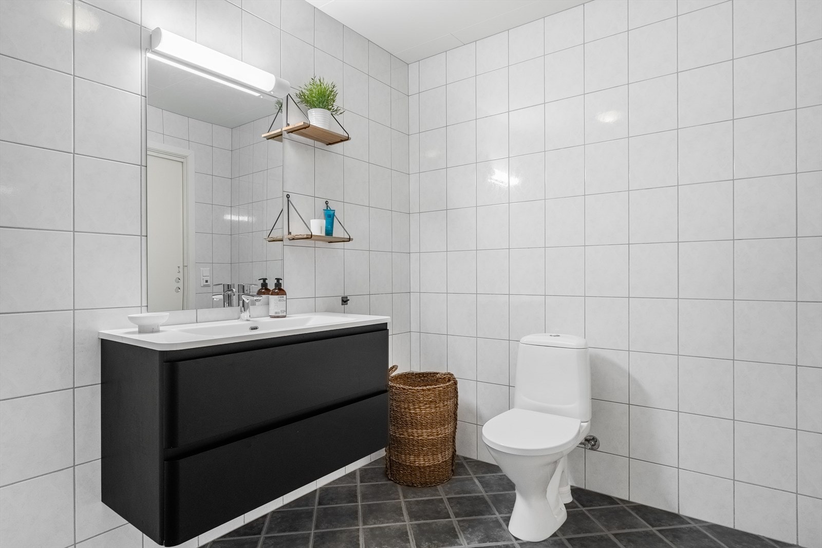 Badet i første etasje er helfliset og har komfortabel gulvvarme. Galleribilde