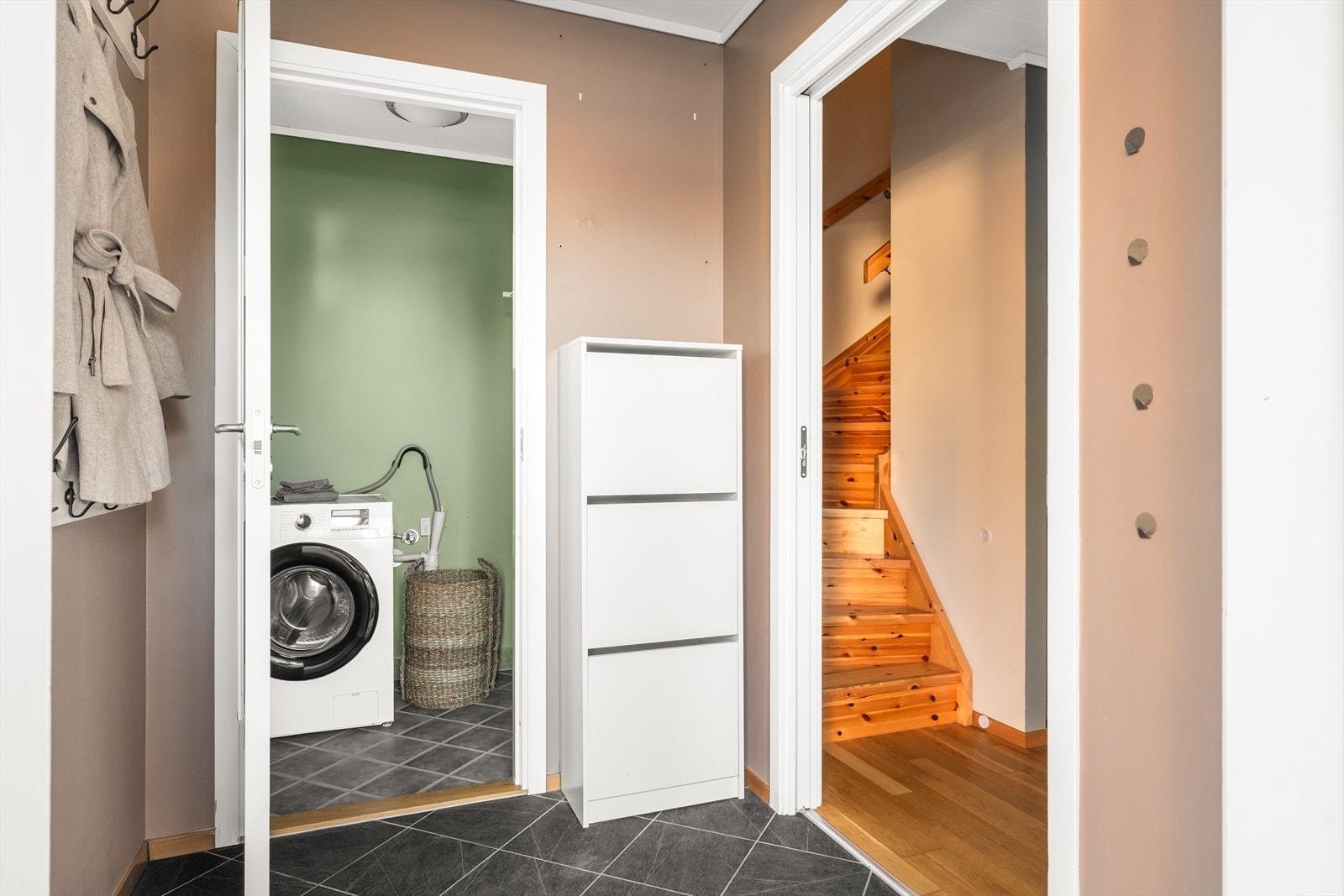 I entréen møtes du av gulvvarme og god plass til oppbevaring av sko og yttertøy. Galleribilde