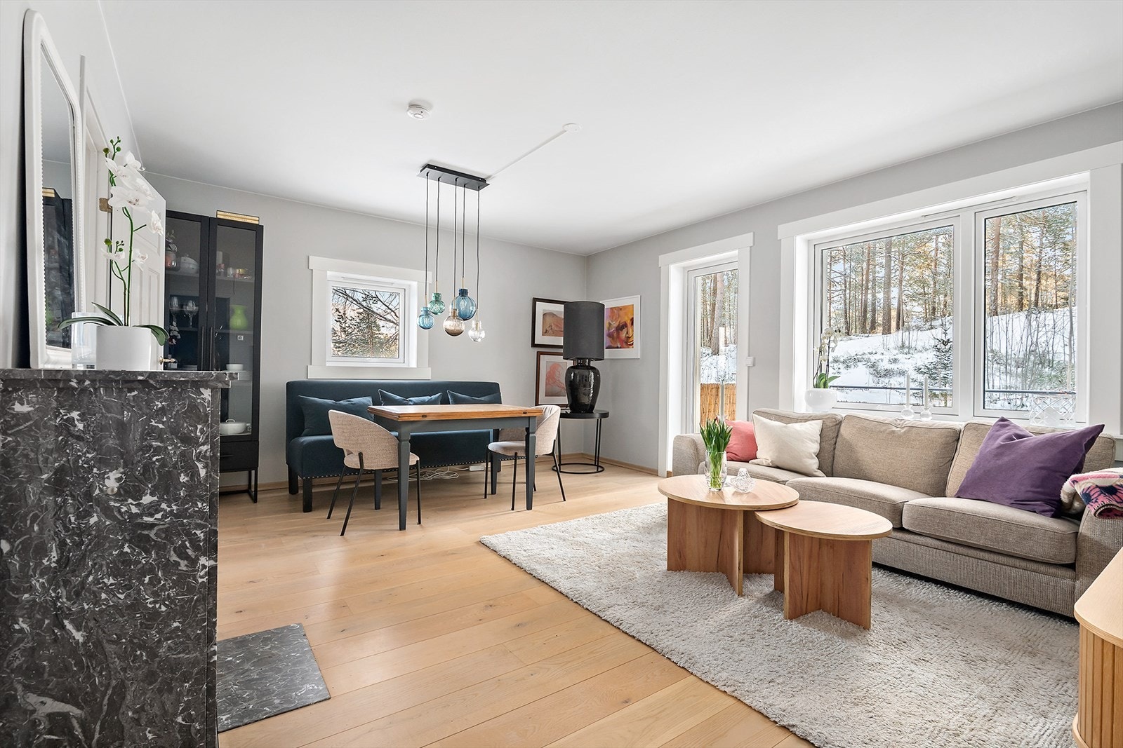 Romslig og sosial stue med både plass til sofa og spisestue Galleribilde