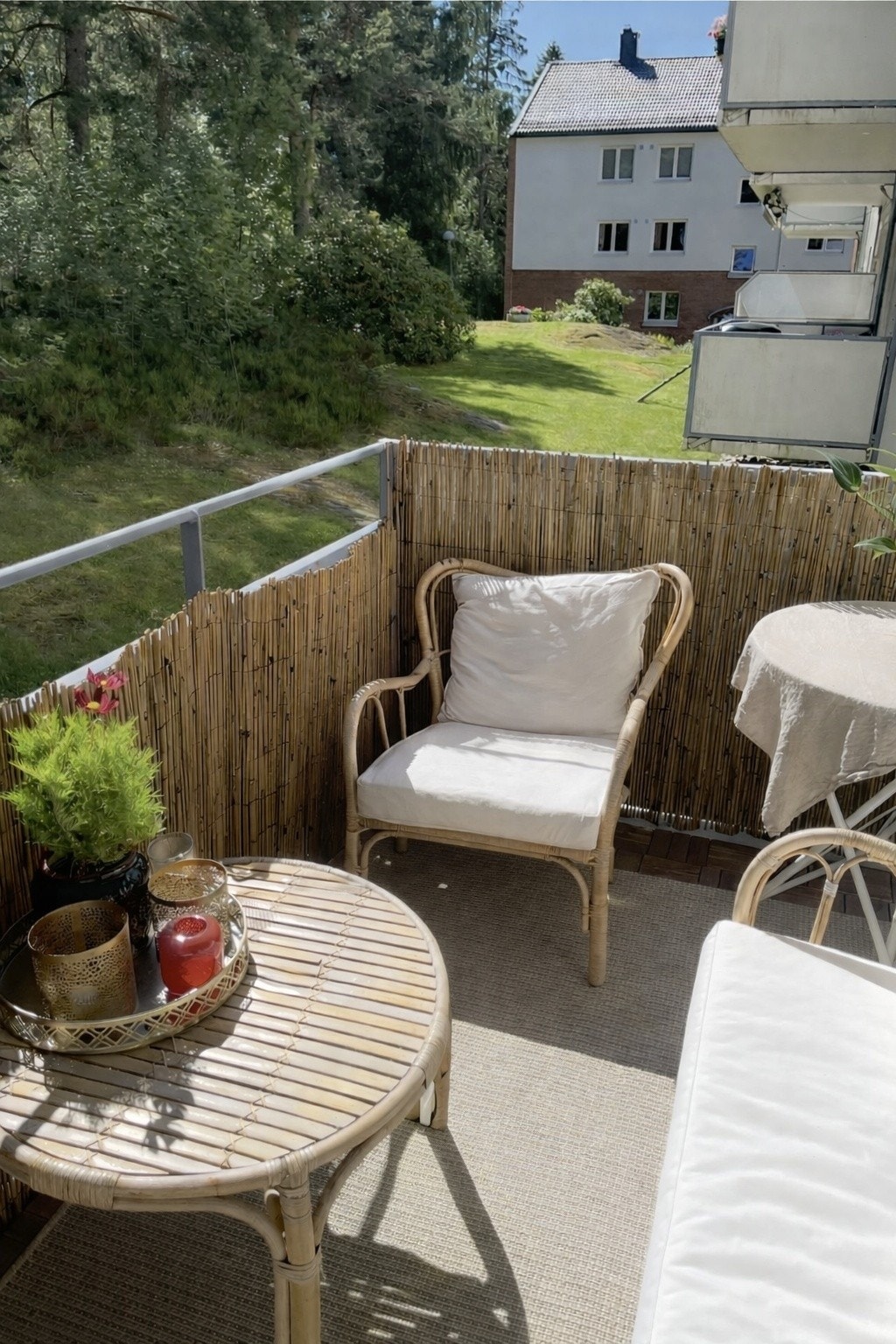 Balkongen er en hyggelig forlengelse av leiligheten på sommermånedene. (Selgers bilde) Galleribilde