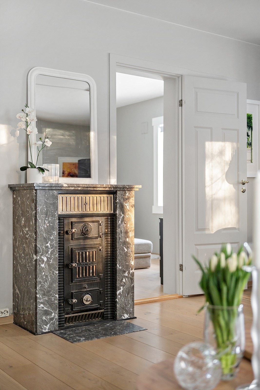 Flott vedkamin som gir ekstra varme og stemning i oppholdsrommet. Galleribilde