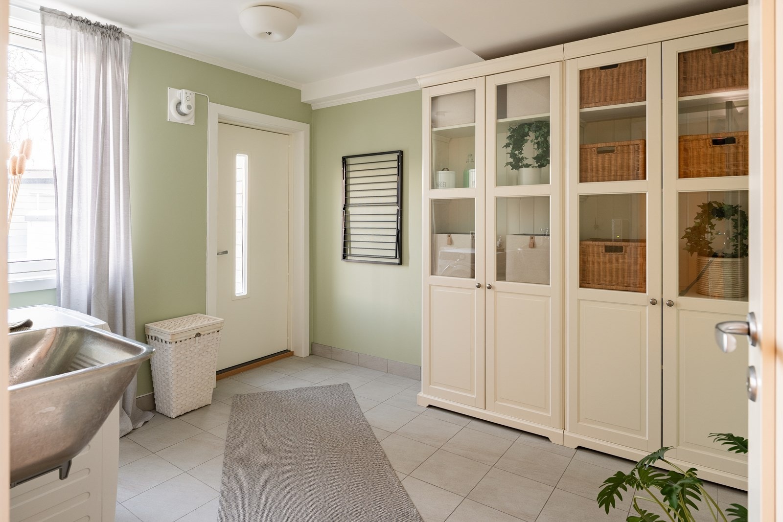 Lekkert vaskerom på hele 9m². Døren ble skiftet i 2023 og det ble satt inn mekanisk avtrekk i 2025. Skapene medfølger handelen. Galleribilde