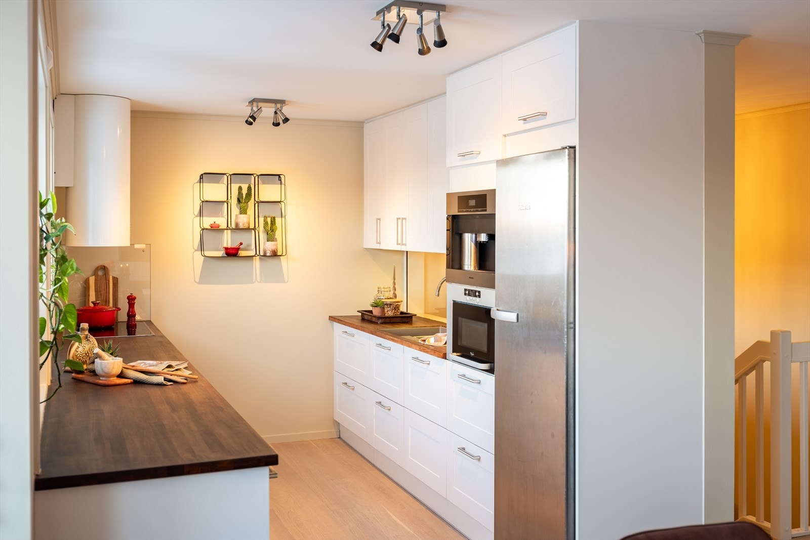 Stilrent kjøkken levert av kvalitetsleverandøren JKE. Galleribilde