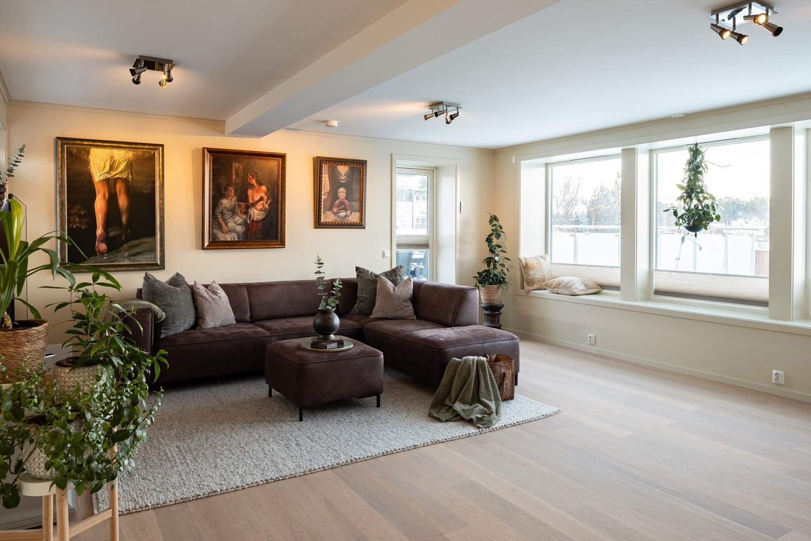 Boligen er omfattende renovert både inn- og utvendig og fremstår i god stand(se salgsoppgave for oppgraderinger). Galleribilde