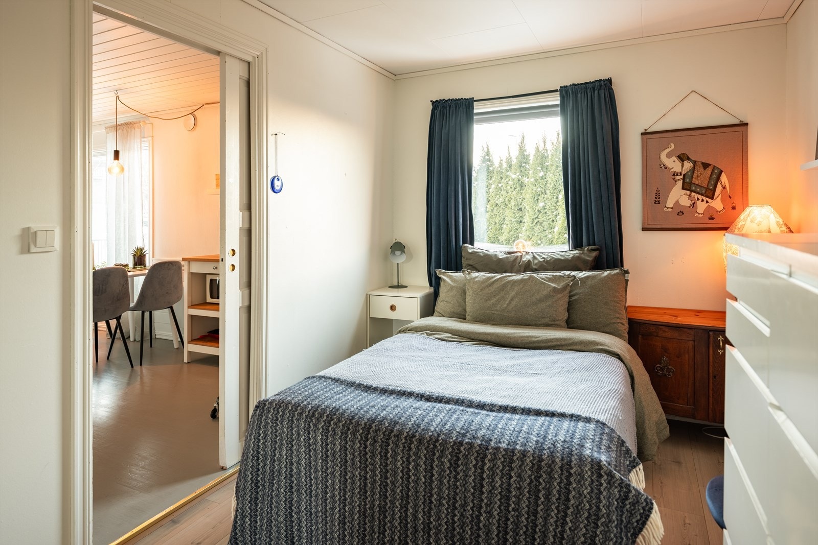 Fra soverommet er det adkomst til egen bod på 3m². Galleribilde