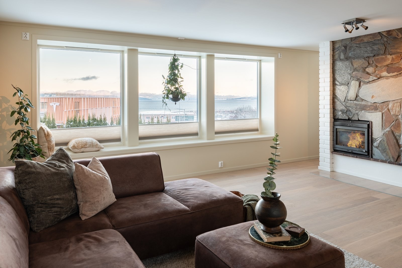 Gjennomgående for hele boligen er svært rause vindusflater som sikrer naturlig lysinnslipp og en luftig atmosfære. Galleribilde