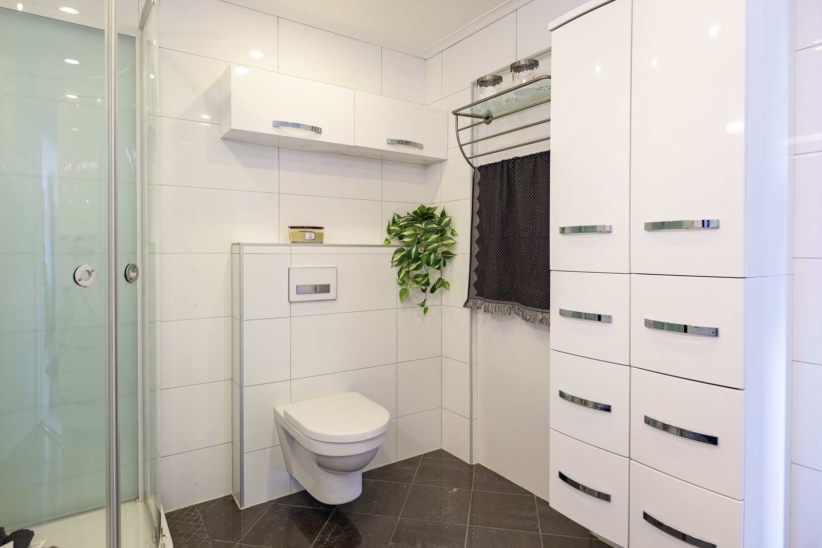 Det er skiftet enkelte flis på gulvet og det er etablert en ny kasse for innebygd toalett i 2025. Galleribilde