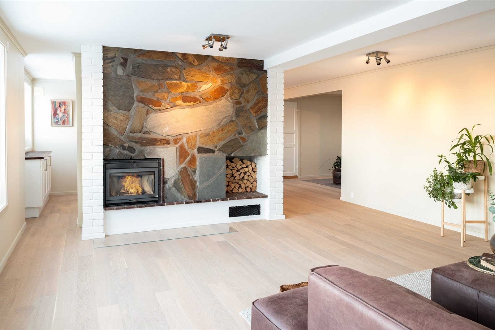 Boligen varmes opp ved blant annet vedfyring og varmepumpe. Det er vedovn i begge etasjer i hoveddel, og i utleiedel i sokkel. Galleribilde