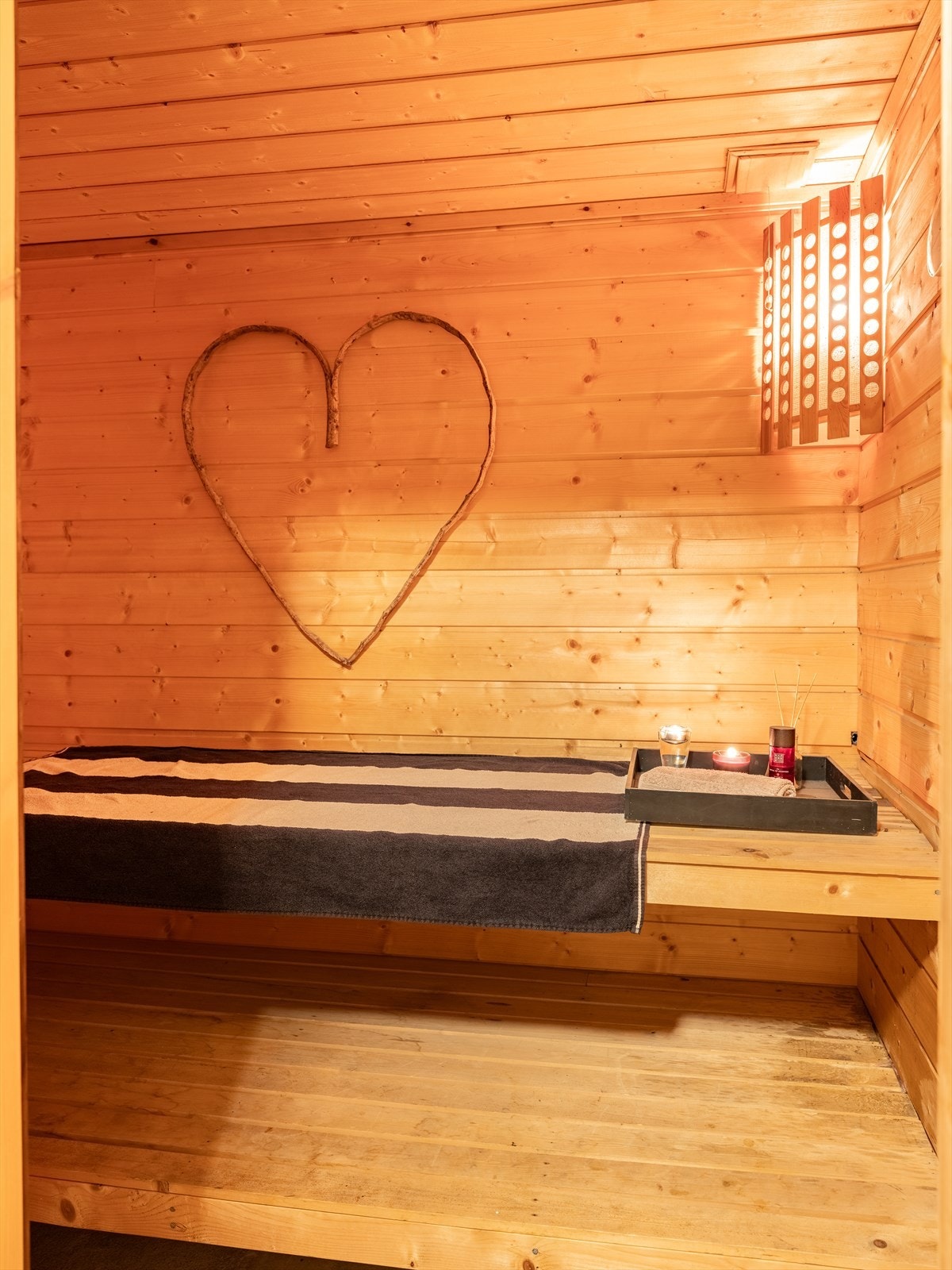 Det er også badstue, hvor badstueovn medfølger handelen. Perfekt etter en økt i treningsrommet! Galleribilde