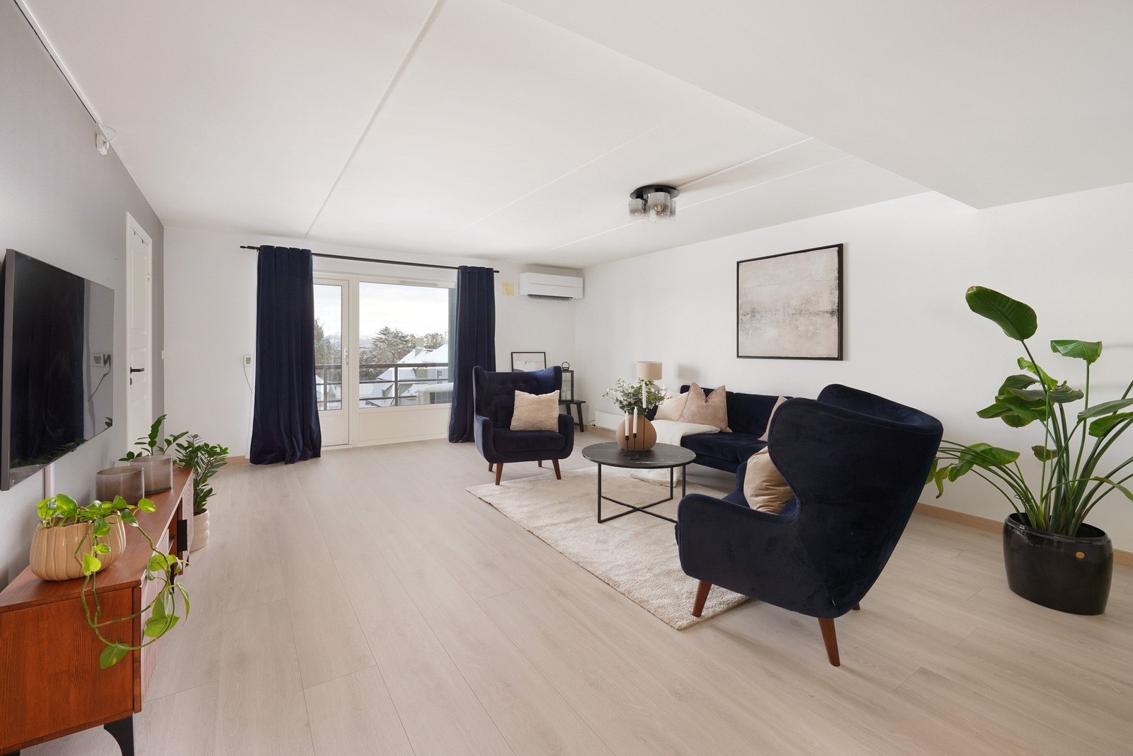 Det er god plass til både salong og spisestue i rommet Galleribilde