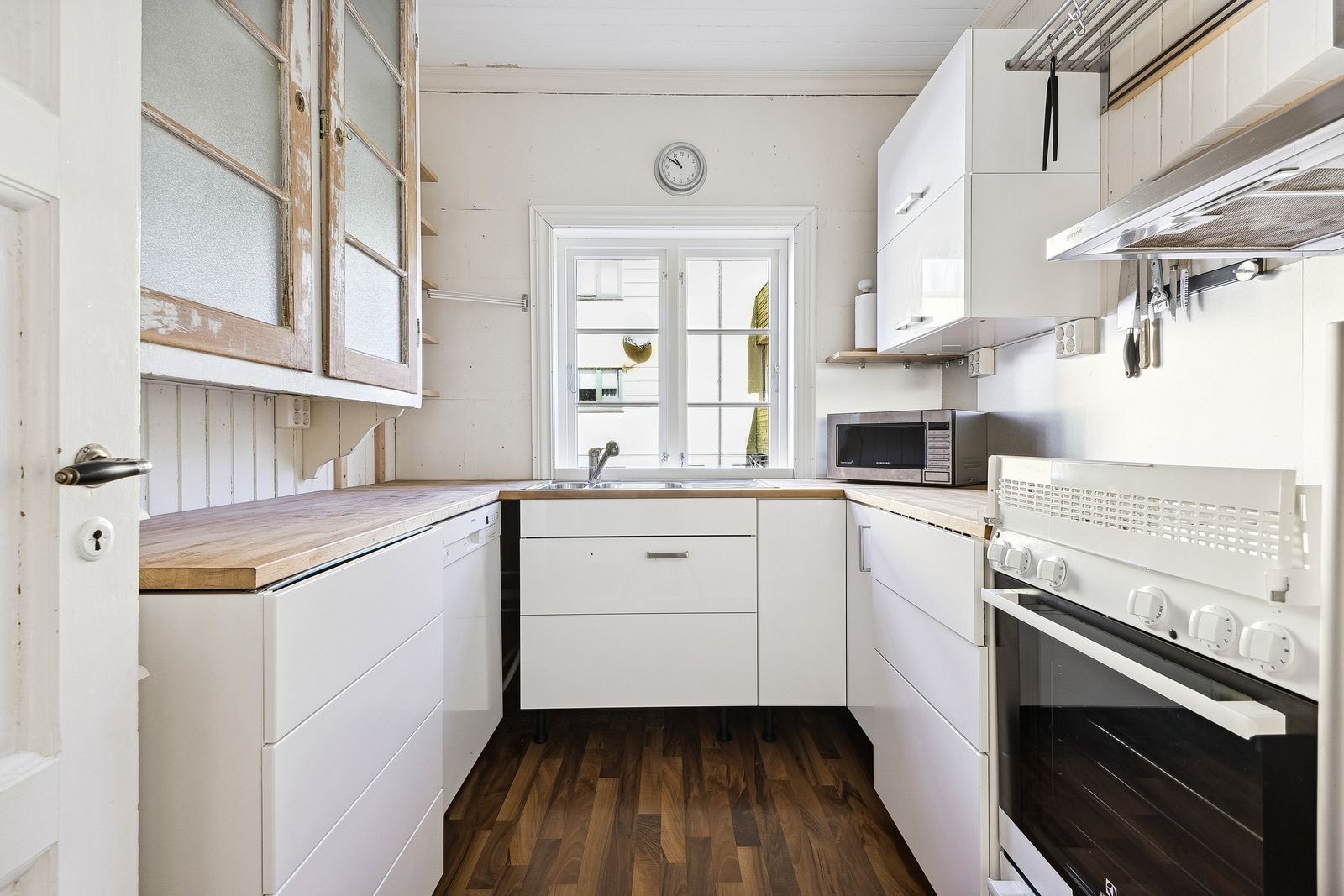 Kjøkkenet har godt med benk og skapplass - Hvitevarer følger med i leien Galleribilde