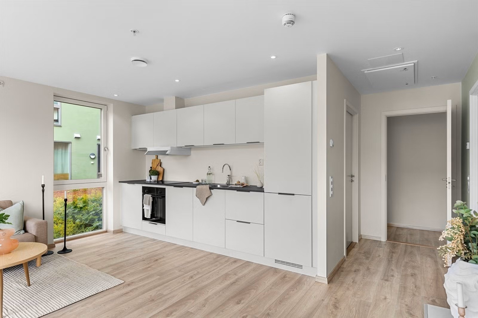 Moderne og tidløst kjøkken med mye skap- og benkeplass. Galleribilde