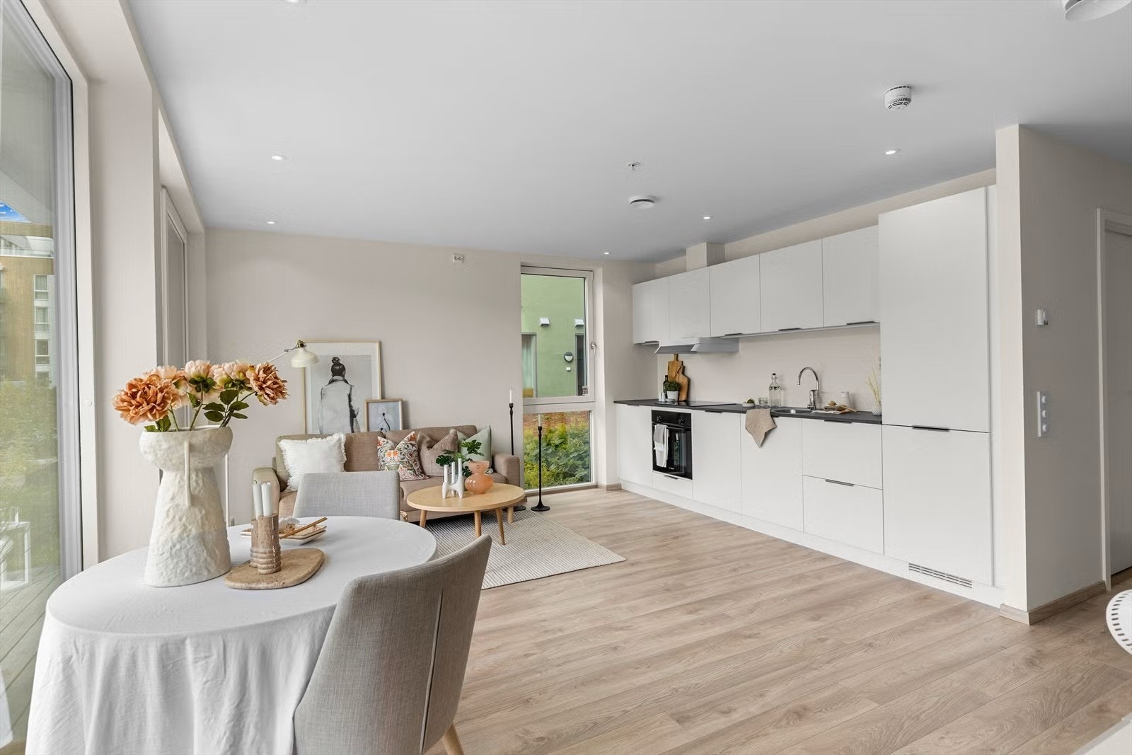 Leiligheten har en åpen løsning mellom stue og kjøkken som gir rom for flere møbleringsalternativer. Galleribilde