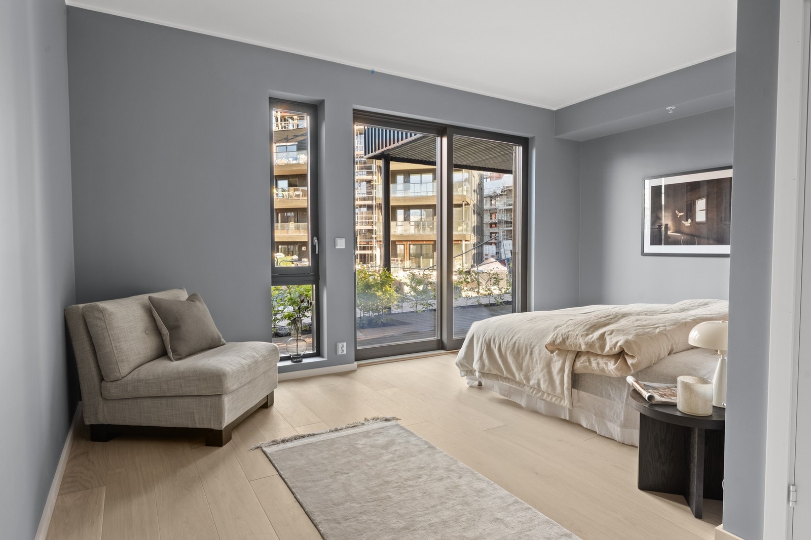 Fra hovedsoverommet er det utgang til markterrasse som vender inn mot bakgården. Galleribilde