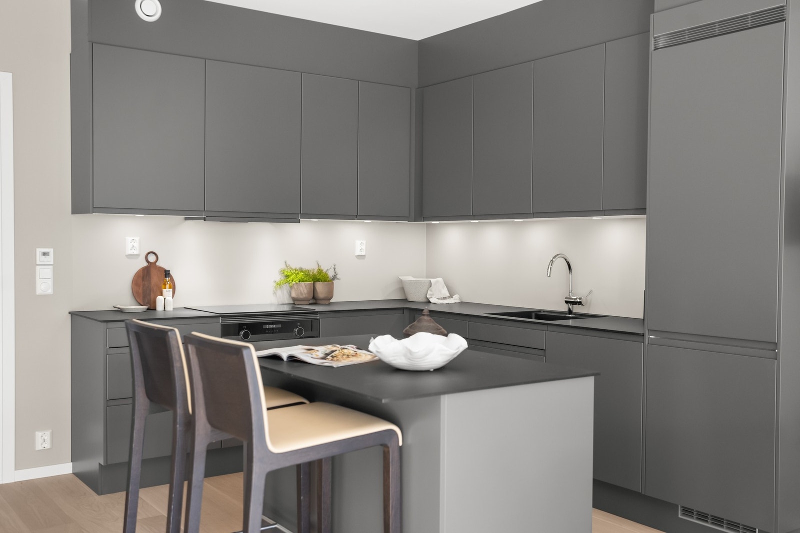 Kjøkkenet er fra Sigdal, modell Horisont. Dette er en stilren innredning med gode arbeidsflater og godt med oppbevaringsplass. Galleribilde