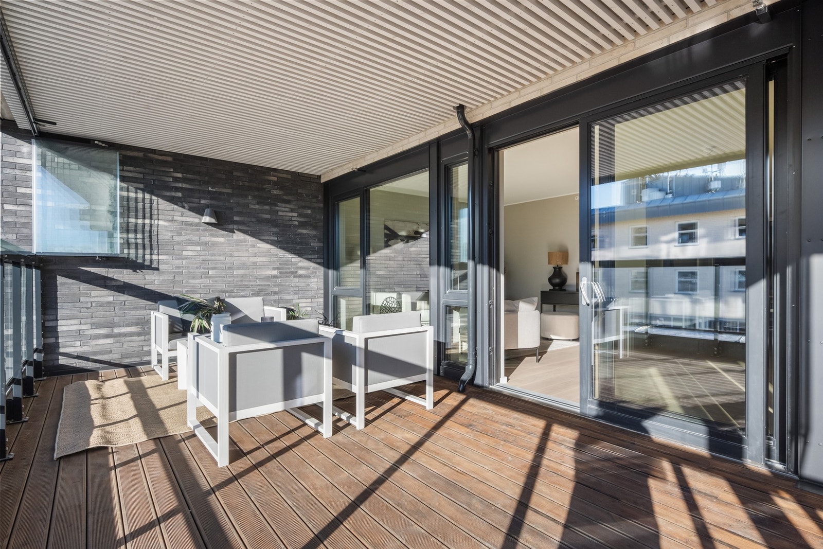 Fra stuen er det utgang til en innglasset balkong på hele 22 kvm. Her er det god plass til flere soner med utemøbler. Galleribilde