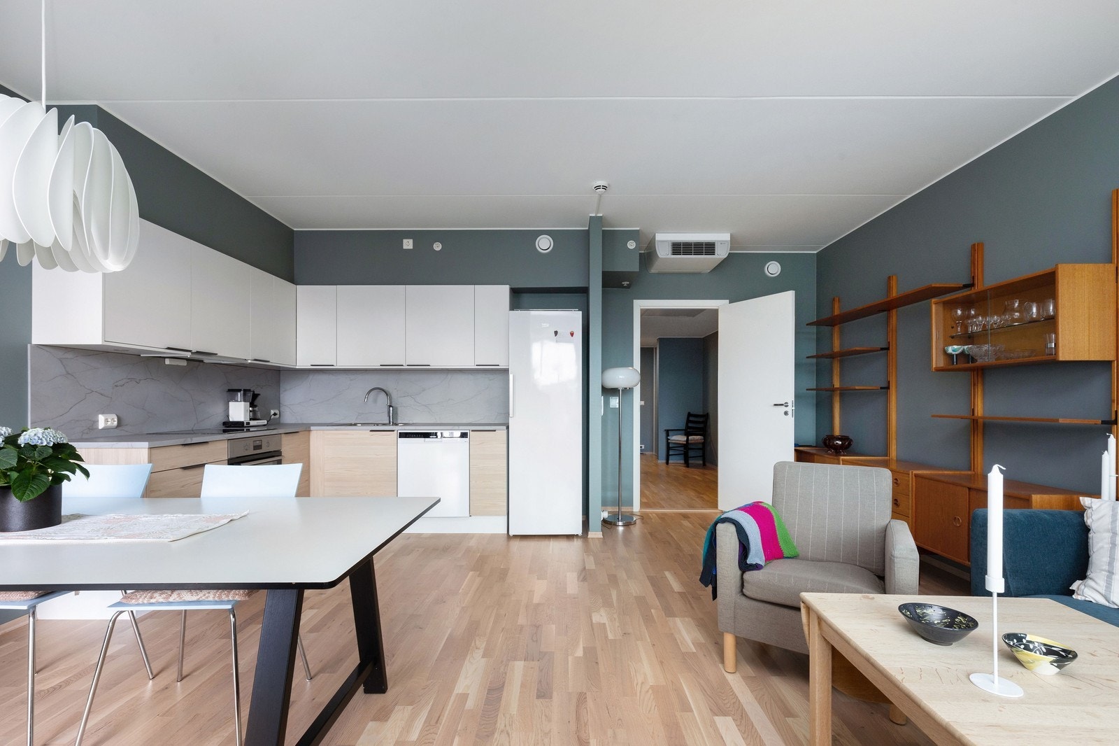 Åpen løsning mellom kjøkken og stue Galleribilde