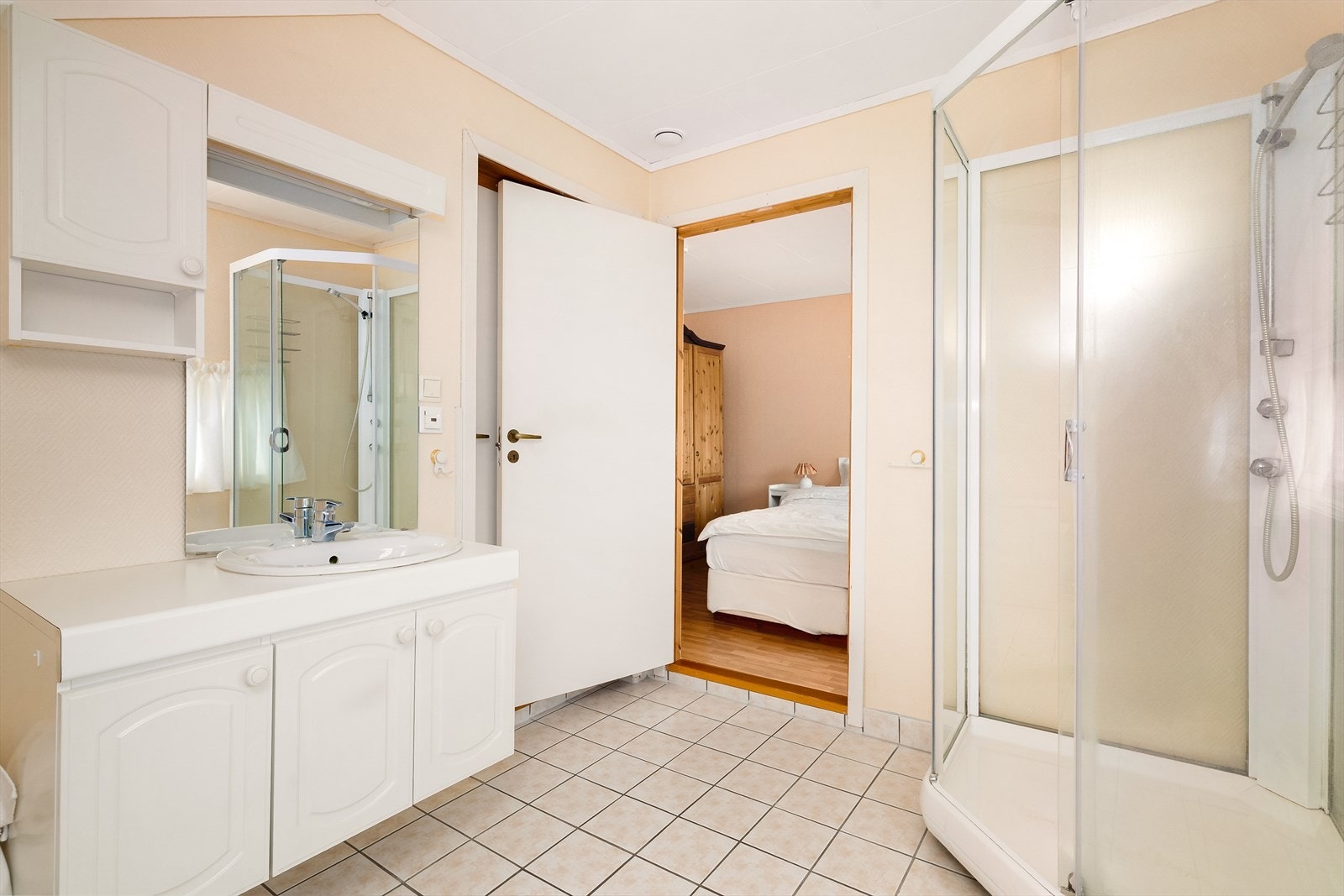 Fra badet er det adkomst til toalettrom og til hovedsoverommet. Galleribilde