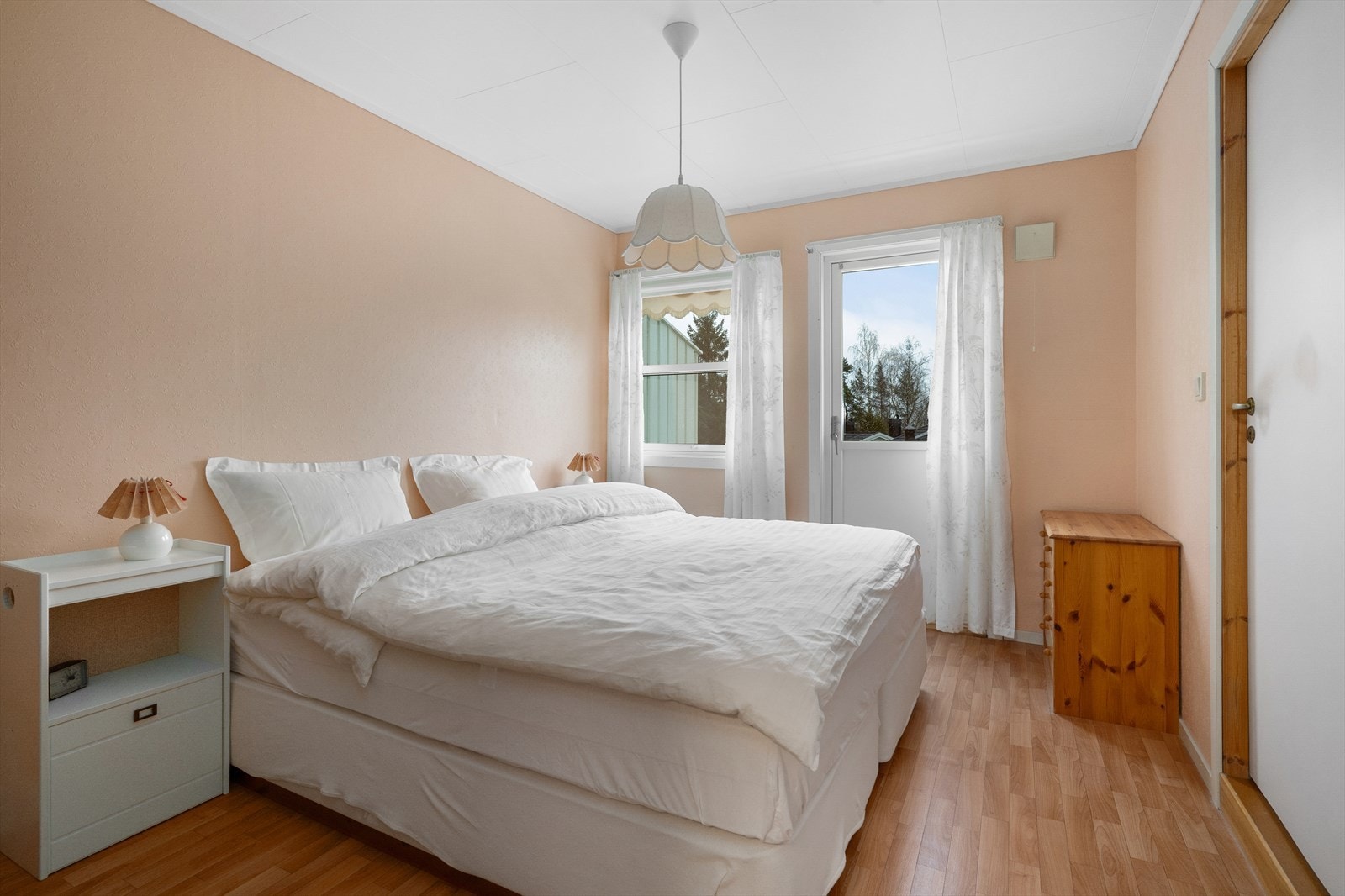 Boligen har tre lyse og pene soverom. Hovedsoverommet har god plass til dobbeltseng, og utgang til en fin balkong. Galleribilde