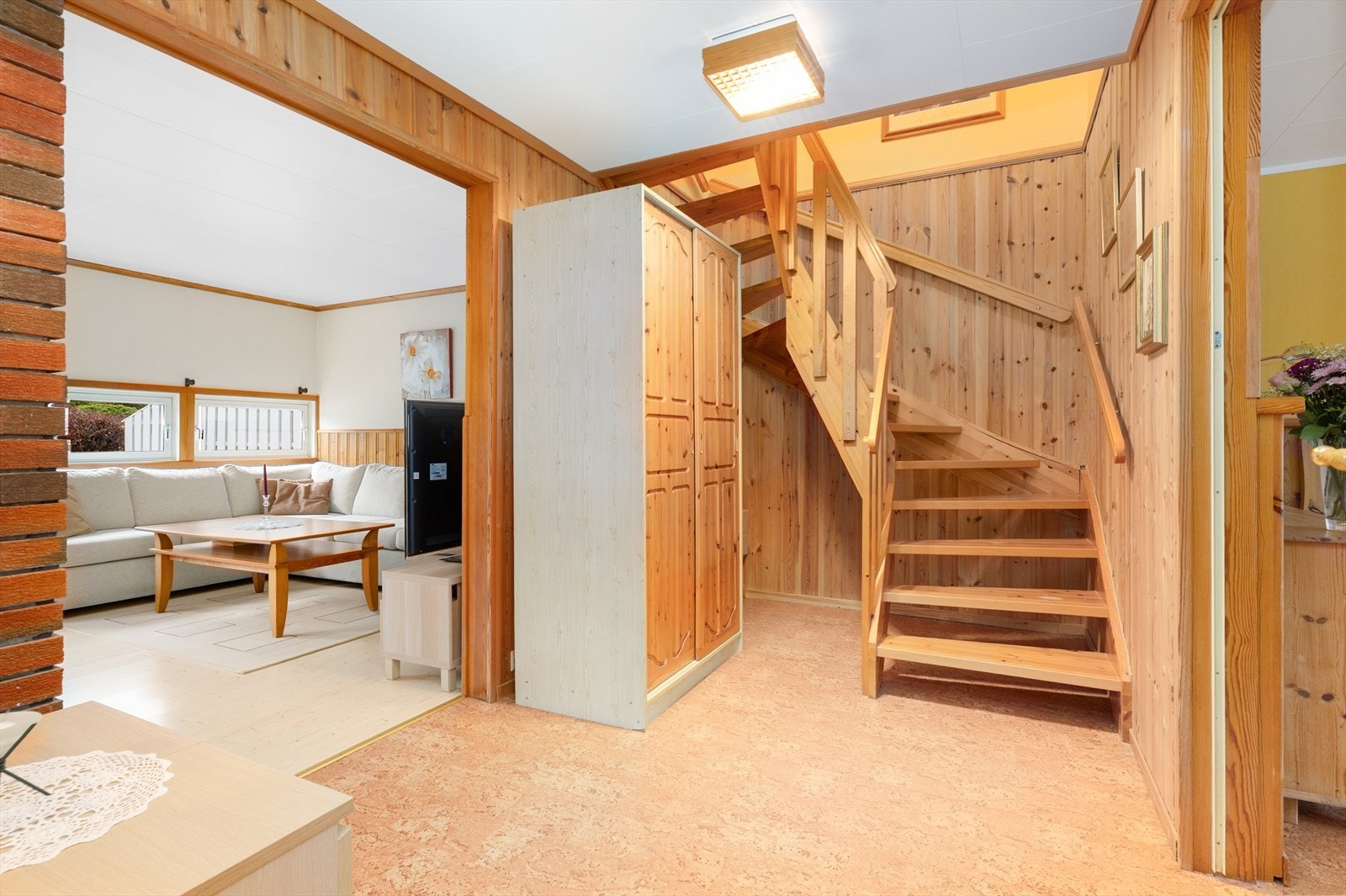 Fra gangen går det trapp opp til 2.etg. Galleribilde