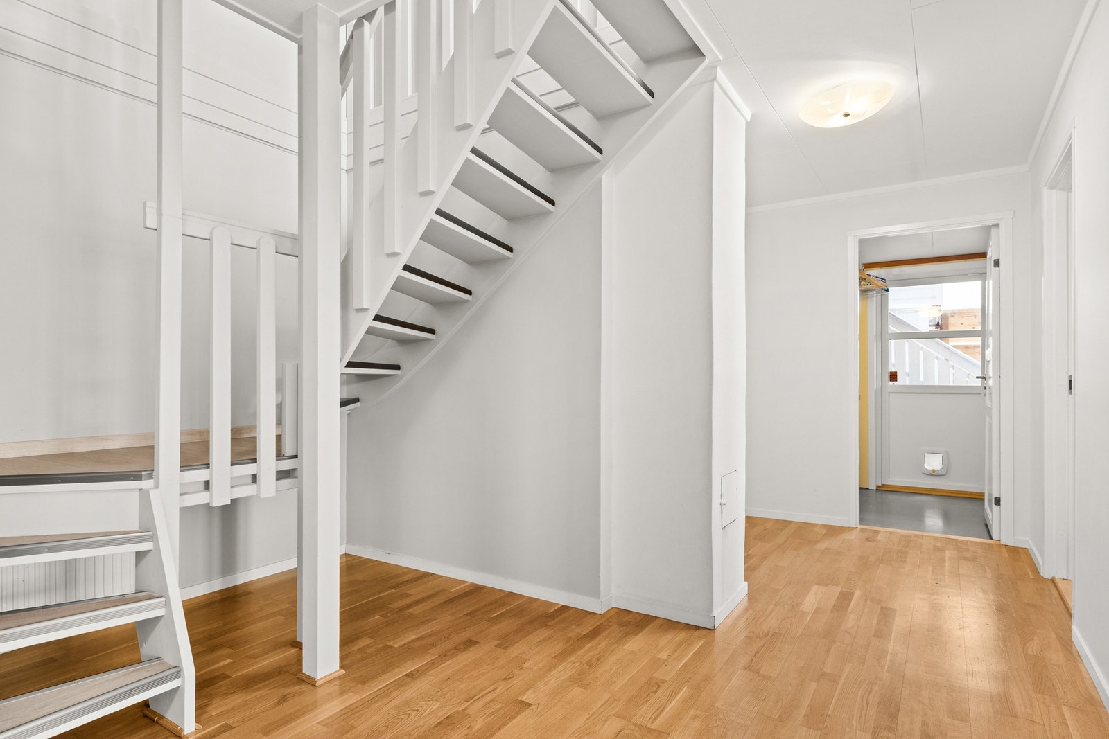 I underetasjen er det en romslig mellomgang som binder etasjen sammen Galleribilde