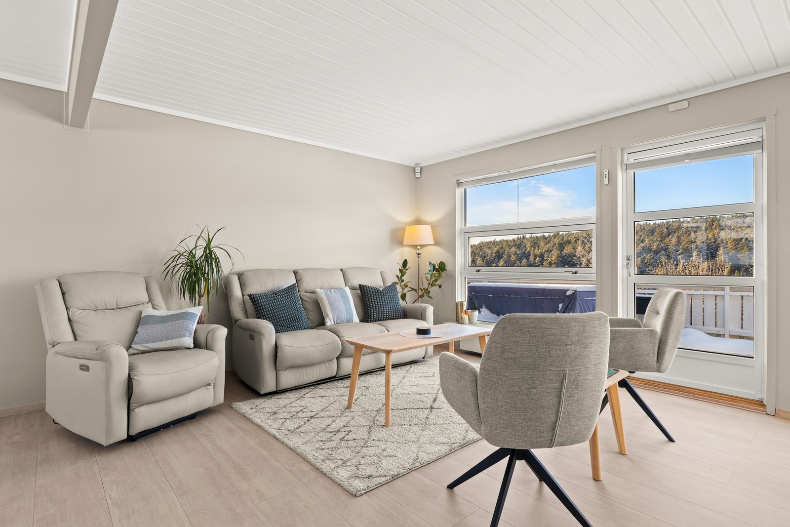 Fra stuen er det utgang til en stor balkong med god plass til ønsket utemøblement Galleribilde