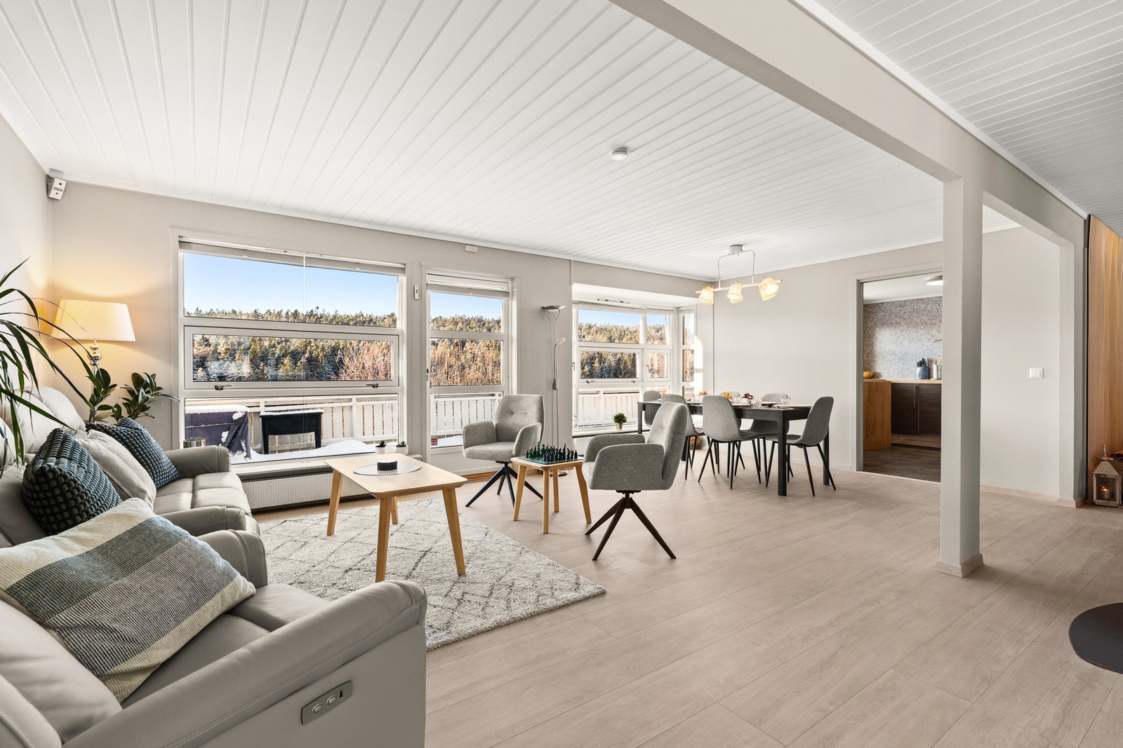 Boligen har en innholdsrik planløsning med romslig stue, flere soverom og flere bad. Det er også separat kjøkken og vaskerom. Galleribilde