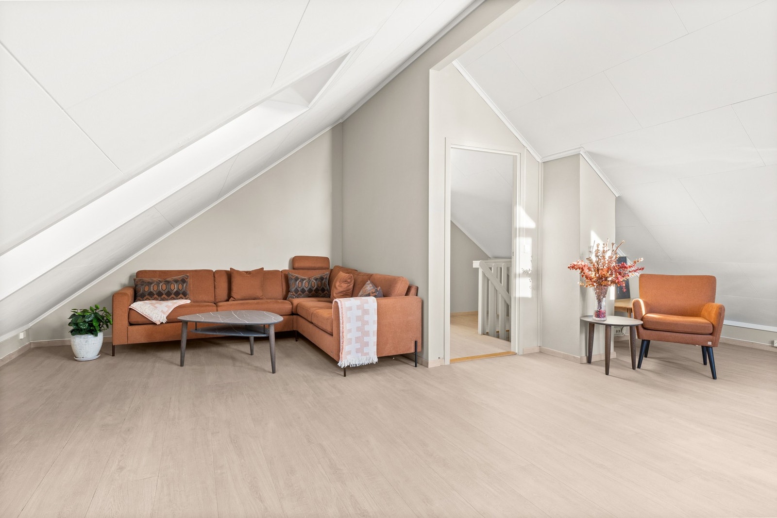 I overetasjen er det en romslig loftstue, ett soverom og en god bod. Galleribilde