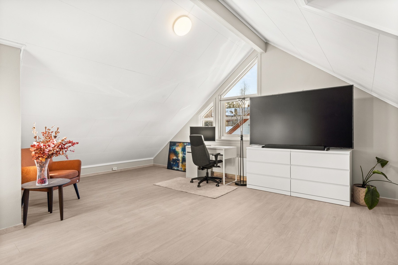 Loftstue med god plass til sofagruppe og hjemmekontor Galleribilde