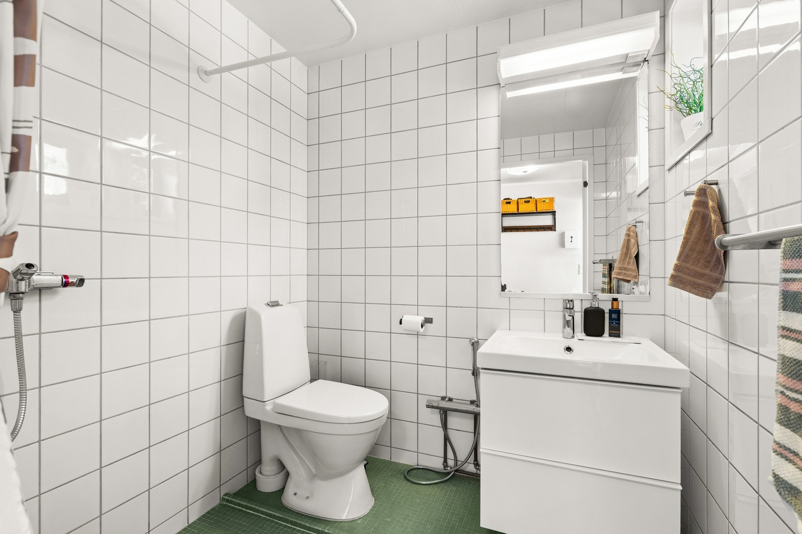 Boligen har to bad, ett i hovedetasjen og ett i enkelt tilknytning til soverommene i underetasjen. Galleribilde