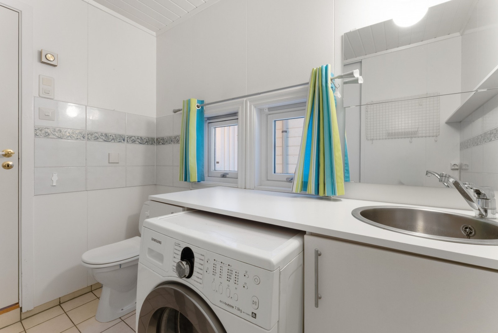 Utstyrt med toalett, servant og opplegg for vaskemaskin. Galleribilde