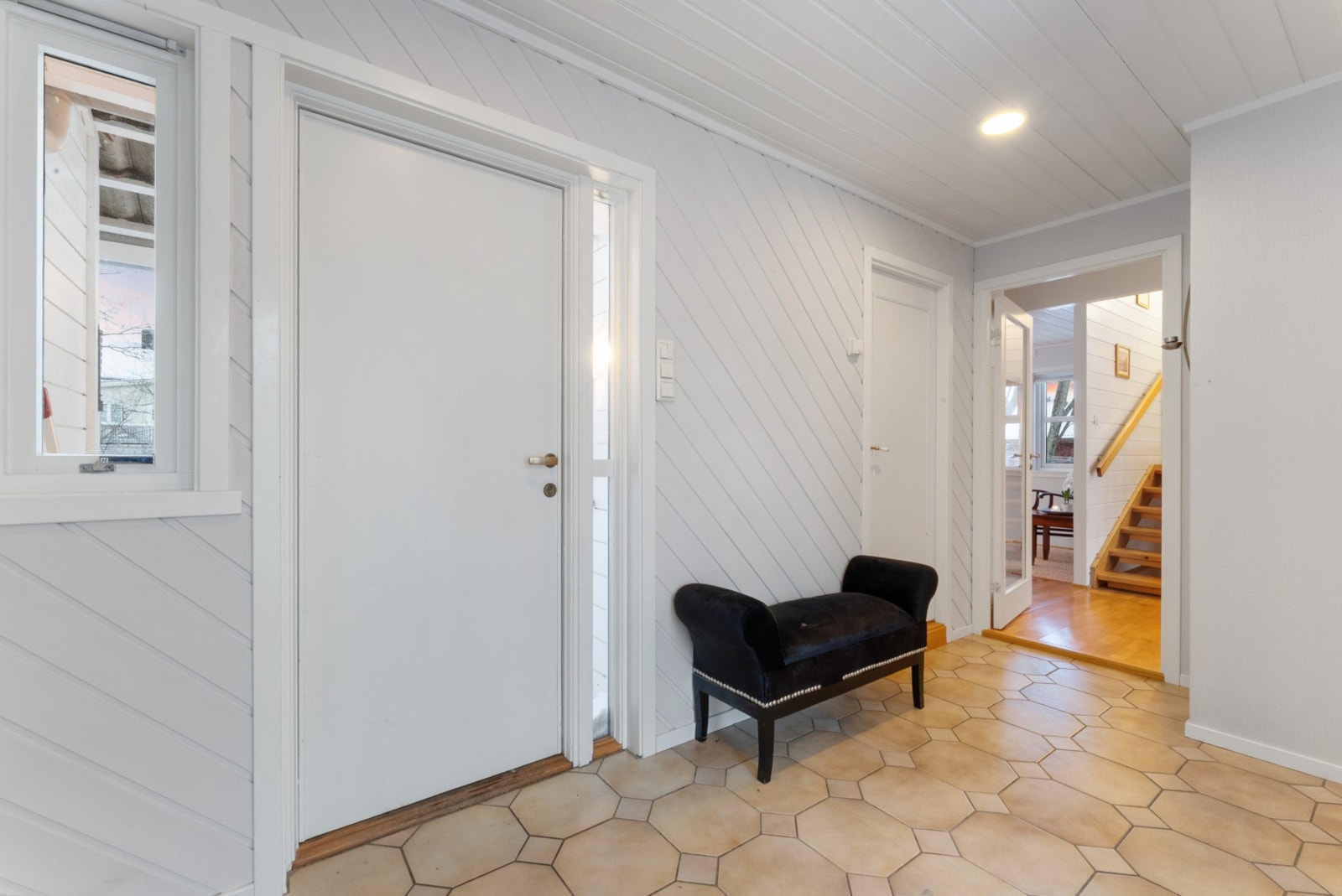 Når vi trer inn i boligen møtes vi av en flott gang Galleribilde