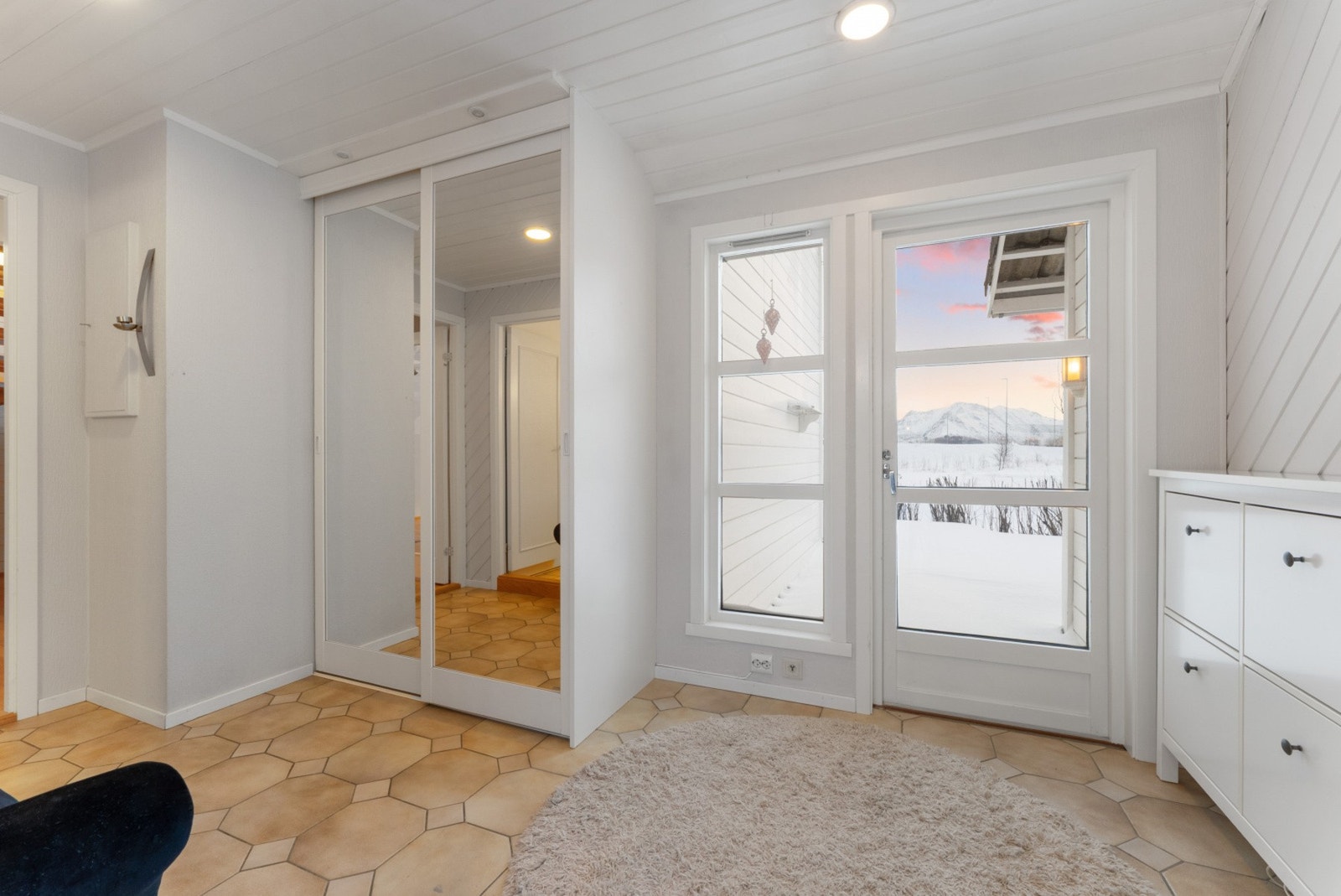 Her er det godt med oppbevaringsplass i skap og plass for ekstra møblement Galleribilde