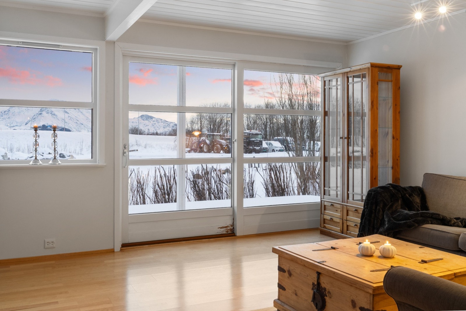 Vinduene åpner opp til landskapet og blir en forlengelse av stuen Galleribilde