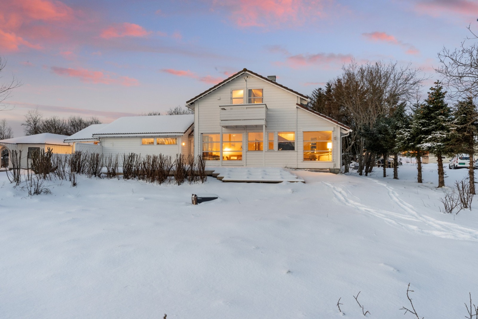 Noe av det mest verdifulle med denne eiendommen er den store, flate og solrike tomten på over ett mål. Galleribilde