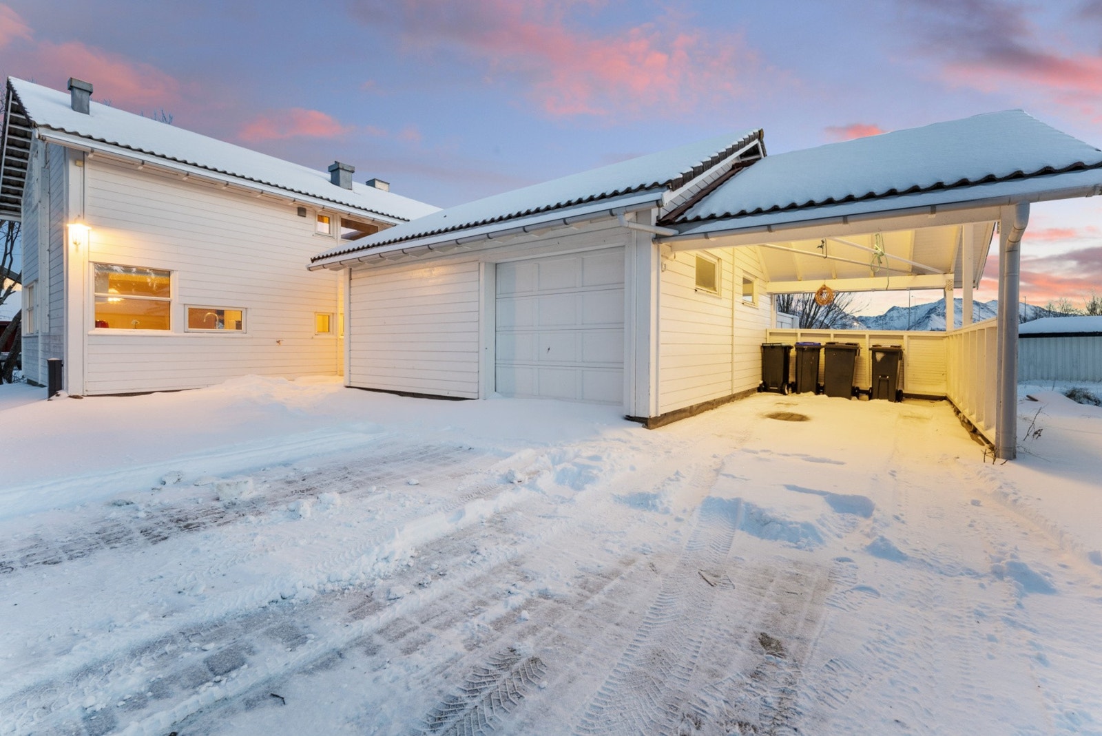 En innholdsrik bolig med både garasje og carport Galleribilde