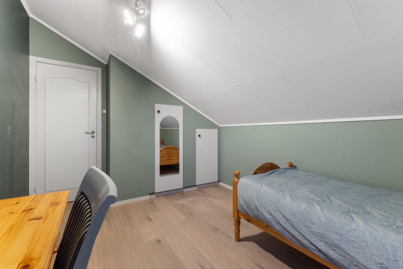 Rommet er av fin størrelse med noe innebygget lagringsplass Galleribilde