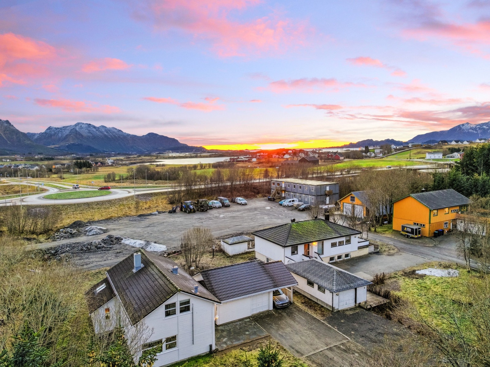 Her bor man i et rolig og veletablert boligområde, samtidig som man har umiddelbar nærhet til alt man trenger i hverdagen. Galleribilde