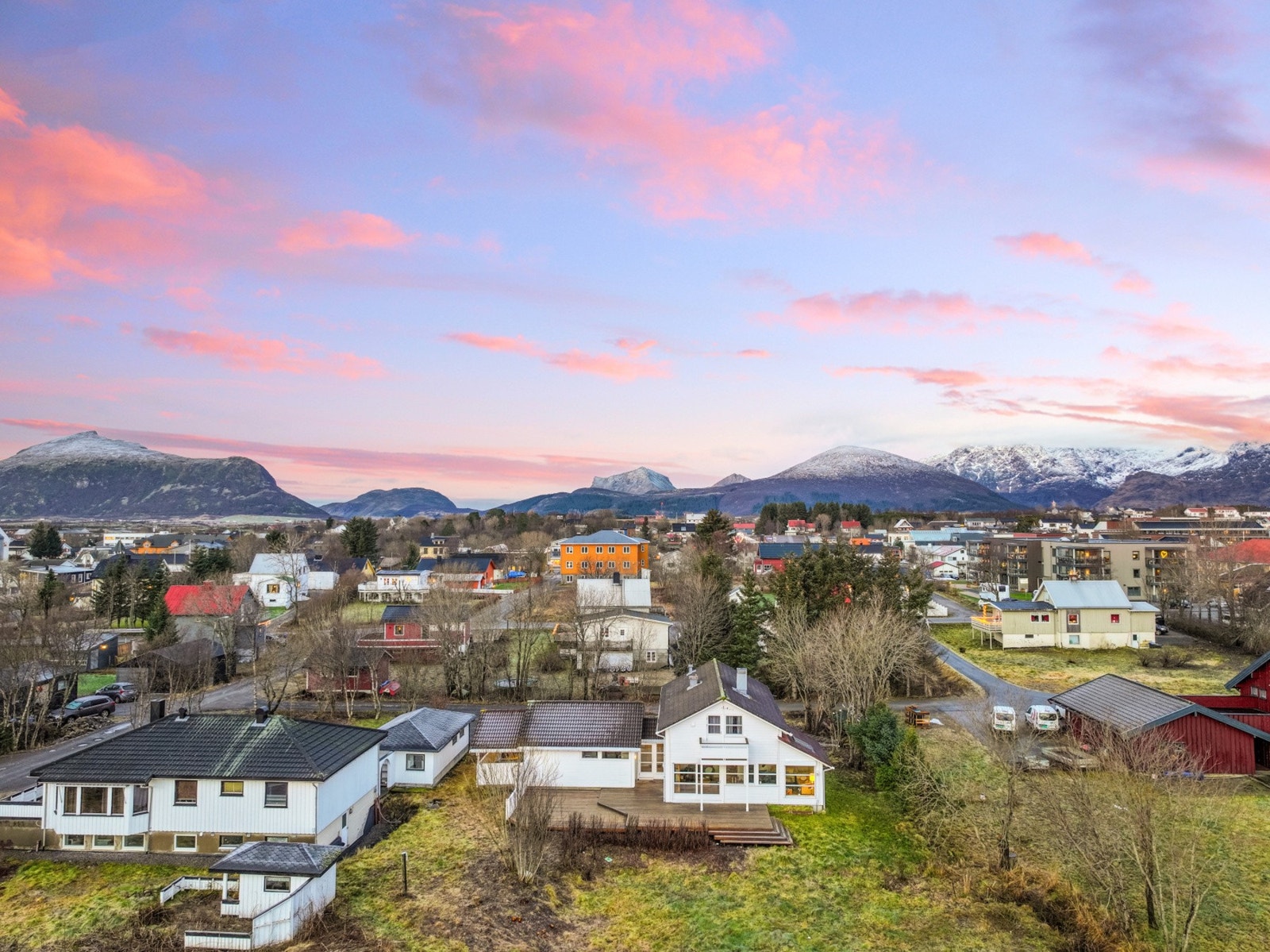 For et bredere utvalg av butikker og servicetilbud ligger Lofotsenteret også i gangavstand, med apotek, klesbutikker og andre spesialforretninger Galleribilde