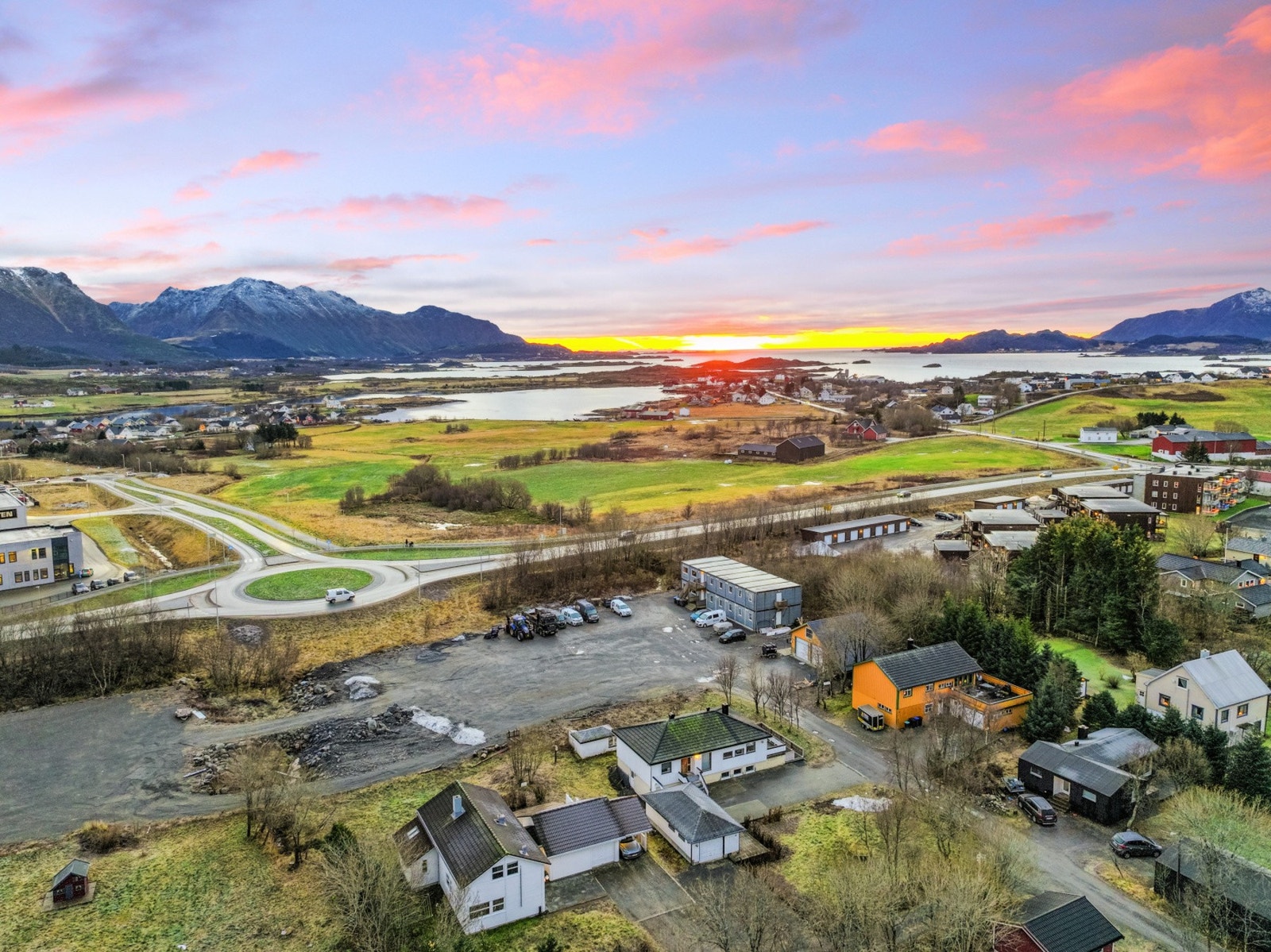 Nabolaget er kjent for et godt og trygt bomiljø, noe som gjør dette til et ettertraktet sted å bo for både barnefamilier, etablerere og voksne. Galleribilde