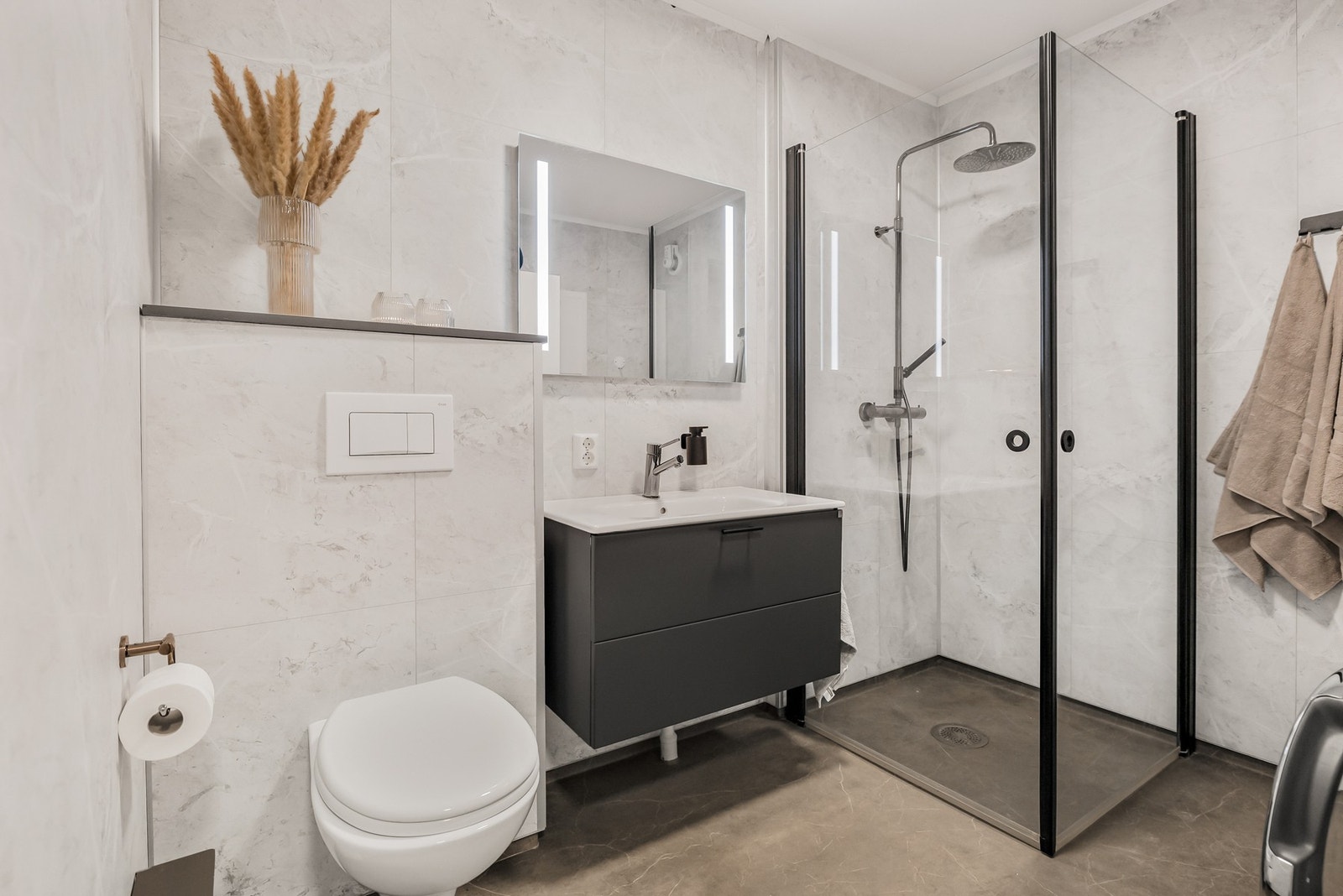 Baderom fra 2022 med behagelig gulvvarme. Galleribilde